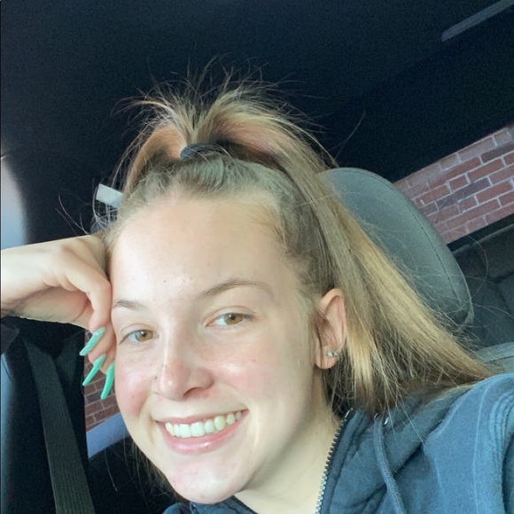 Meet your Posher, Alexia - Picture 1 of 1